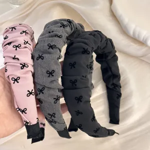 Set de tres diademas de tela plisada con lazos negros elegantes en varios colores.