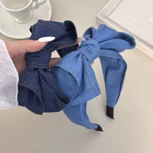 Detailopname van donker- en lichtblauw denim haarbanden met grote strikken retro.