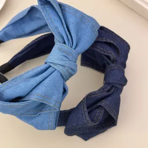 Detail van Franse retro denim brede hoofdband met stijlvol groot strikontwerp voor vrouwen