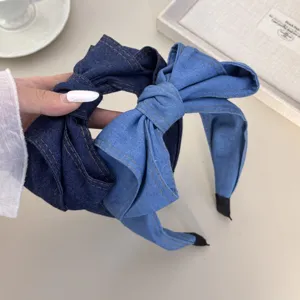 Detailweergave van vintage denim haarbanden met strik in licht- en donkerblauwe kleur.