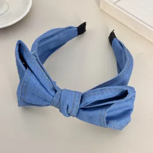 Detail van Franse retro blauwe denim hoofdband met grote strik en contraststiksel