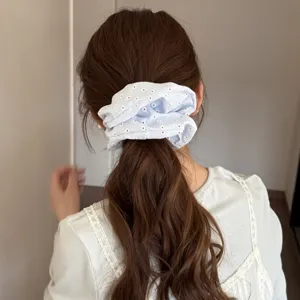 Scrunchie in tessuto celeste con stampa floreale per eleganti acconciature a coda di cavallo