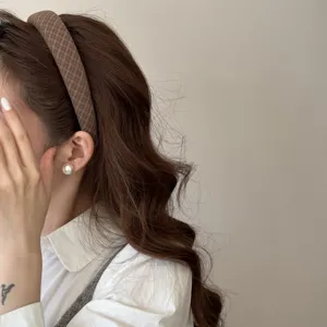 Κοντινό πλάνο καφέ καρό υφασμάτινης στέκας μαλλιών με επένδυση σφουγγαριού υψηλή