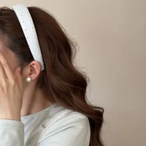 Elegante e dolce cerchietto in tessuto azzurro con delicato motivo floreale per donna