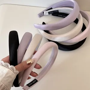 Primer plano de diademas acolchadas en varios colores crema pastel.