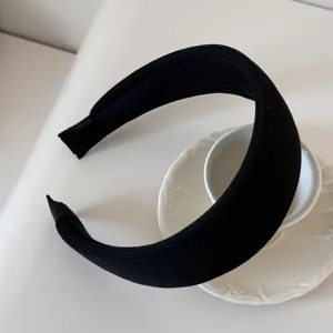 Elegant wide black ribbed sponge headband for a minimalist and stylish hair accessory look