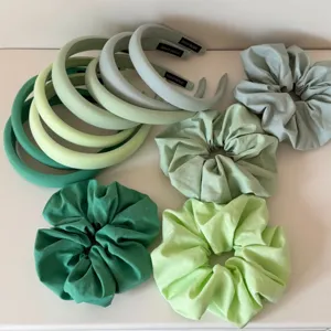 Serre-têtes rembourrés verts et chouchous en tissu assortis tons d'été éclatants