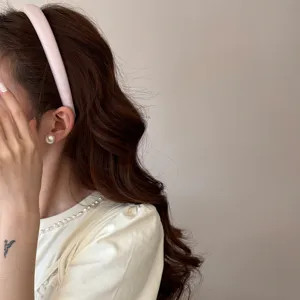 Elegante diadema de esponja crema para mujer, accesorio para el cabello dulce y minimalista.