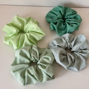 Lot de quatre chouchous en tissu dans différents tons de vert pour queue de cheval
