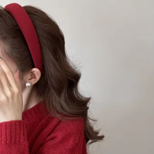 Détail d'un serre-tête rouge rembourré élégant pour un effet de coiffure volumineux