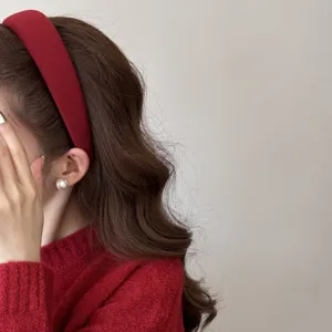 Serre-tête rembourré rouge foncé sur modèle, accessoire de cheveux élégant pour l'automne