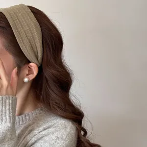 Serre-tête en tricot torsadé beige élégant pour femme style rétro et volume crânien.
