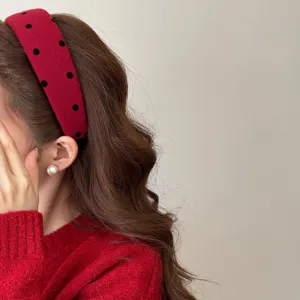 Serre-tête festif en peluche à pois rouges pour femmes avec un design à couronne haute