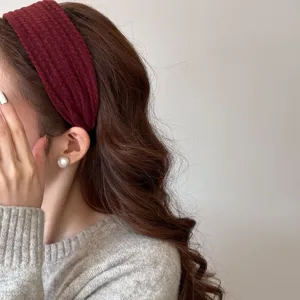 Serre-tête élégant en tricot torsadé bordeaux pour femme au design rétro chic