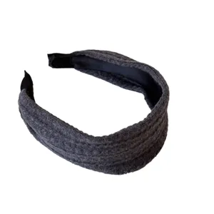 Serre-tête en tricot gris avec texture torsadée pour un look rétro volumineux