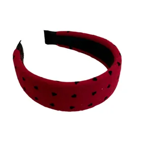 Serre-tête rembourré en polaire rouge avec motif de cœur noir