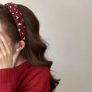 Gros plan sur un serre-tête léopard rouge conçu pour une coiffure à sommet élevé