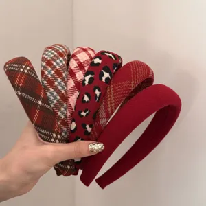 Une variété de bandeaux d'automne et d'hiver rouges avec motifs écossais et léopard