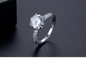 Detailopname van elegante zilverkleurige ring met grote ronde zirkonia in zes poten
