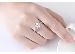 Close-up van een elegante solitaire messing ring met zirkonia op een glanzende vinger