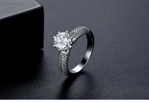 Primer plano de un anillo de diamantes de imitación con pavé en fondo oscuro