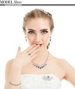 Detailweergave van bruidssieradenset met blauwe waterdruppelkristallen op model