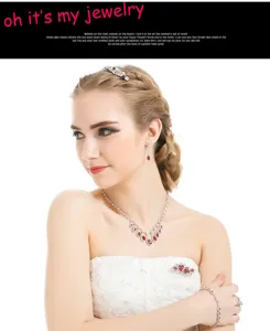 Elegante bruidssieradenset met rode kristallen en een zilverkleurige afwerking op model