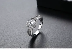 Primer plano de un elegante anillo plateado con un diseño de halo de circonitas brillantes