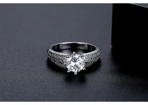 Detalle de un anillo plateado con una gran circonita central y un elegante pavé.