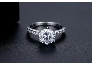Macro-detail van een glinsterende ronde zirkon-ring met een klassieke zeskant-zetting.