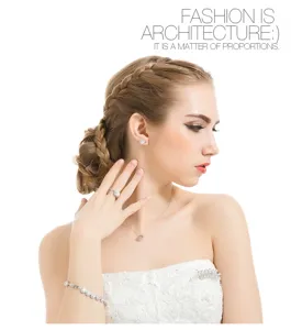 Elegante bruid die een hartvormige sieradenset draagt met ketting, oorbellen en armband.