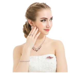 Gedetailleerd overzicht van bruidssieraden set met rode zirkoon ketting op het model