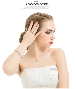 Dichtbij van minimalistische hartvormige zirkonia ring en halsketting set