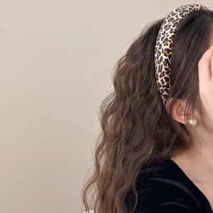 Serre-tête en velours imprimé léopard rétro élégant porté par un mannequin aux cheveux