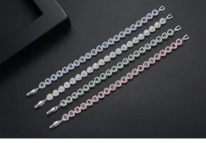 Vista detallada de pulseras de circonita en forma de corazón en cuatro colores vibrantes