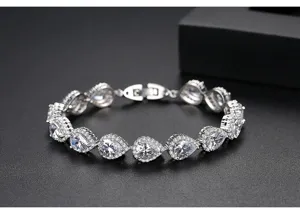Primer plano de pulsera con circonitas AAA en forma de pera y halo de piedras