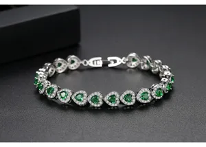Vista de detalle de la pulsera de circón verde corazón con micro-pavé blanco