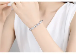 Pulsera elegante de circonita cúbica de lágrima en la muñeca para ver los detalles.