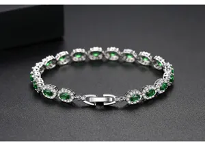 Vista detallada de una elegante pulsera de tenis plateada con circonitas verde esmeralda