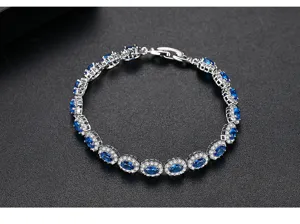 Detalle de una elegante pulsera plateada con piedras azules y circonitas blancas