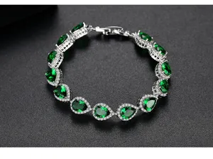 Vista detallada de pulsera plateada con circonitas cúbicas verde esmeralda en forma de gota.