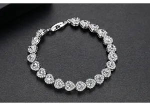 Primer plano de pulsera de corazón plateada con pavé de circonitas cúbicas brillantes