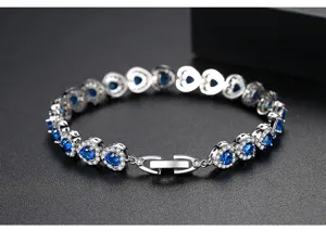 Detalle macro de la pulsera de circonitas azules en forma de corazón con engaste pavé
