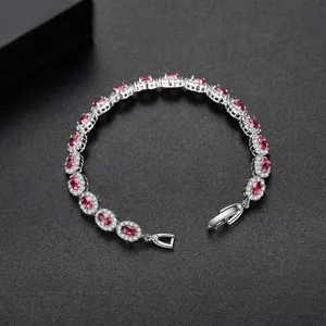 Elegante pulsera plateada con circonitas rojas ovaladas y brillantes piedras blancas.