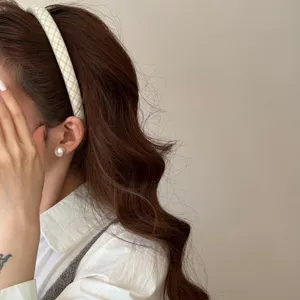 Ρετρό καρό υφασμάτινη στέκα μαλλιών για γυναίκες σε κομψό preppy στυλ, πλάγια όψη.