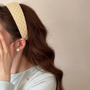 Serre-tête à carreaux jaunes pour femmes, accessoire de cheveux élégant et antidérapant.