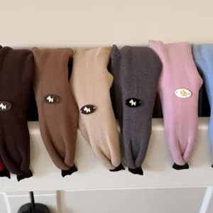 Détails de bandeaux rembourrés en velours avec charms de cheval dorés en diverses couleurs