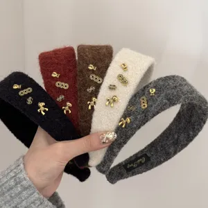 Sélection de bandeaux larges en peluche de différentes couleurs avec breloques dorées