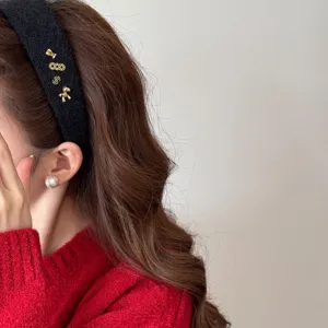 Serre-tête en peluche noire avec breloques dorées pour un look d'hiver élégant et chic