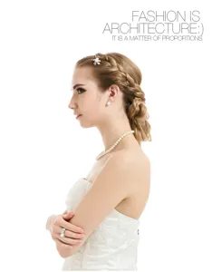 Eleganter Brautlook mit zarter Perlenhaarspange und passendem hochwertigem Schmuckset